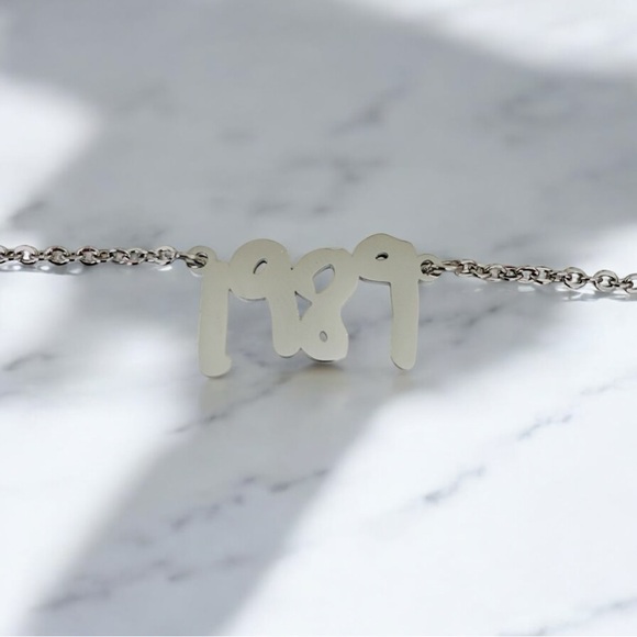 Taylor SWIFT 1989 Album Year Number Necklace in Silver - Picture 1 of 1